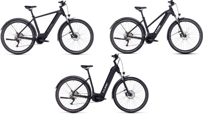 On peut voir trois vélos électriques Cube Nuride Hybrid noirs, chacun avec un cadre diamant, un cadre trapèze et un cadre à enjambement bas.  