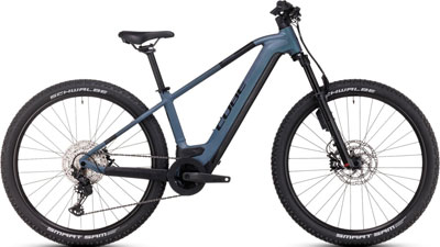 On voit un VTT bleu Cube Reaction Hybrid.