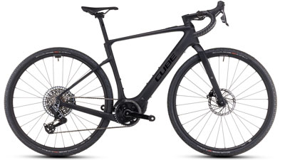 On voit un vélo électrique noir Cube Nuroad Hybrid Race.