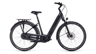 On voit un vélo électrique Cube Supreme Hybrid Pro noir, avec un cadre bas.