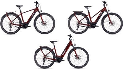 On peut voir trois vélos électriques Cube Touring Hybrid ONE rouge foncé, chacun avec un cadre diamant, un cadre trapèze et un cadre à cadre bas.