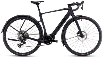 On voit un vélo électrique noir Cube Nuroad Hybrid Race FE.