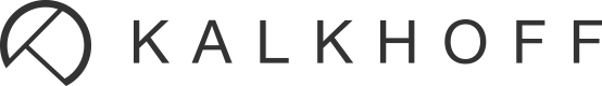 On voit le logo de la marque Kalkhoff avec un lettrage noir en majuscules claires et fines, à côté d’un symbole circulaire stylisé avec un “K” au centre.