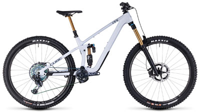 Vélo de montagne Cube Stereo ONE77 C:68X SLT Enduro en blanc.