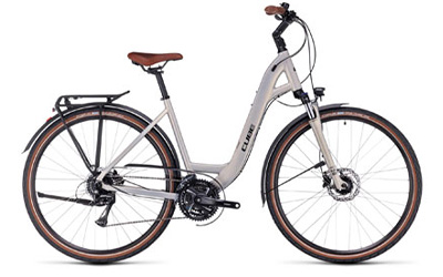 Vélo de randonnée Cube Touring avec cadre bas en argent.
