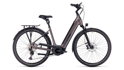 On voit un vélo électrique Cube Supreme Hybrid EXC marron, avec un cadre bas.