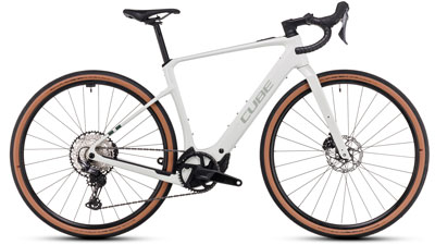 On peut voir un vélo électrique blanc Cube Nuroad Hybrid Race.