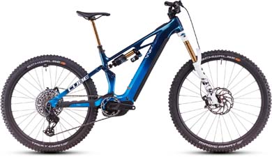 On peut voir un vélo électrique bleu Cube Stereo Hybrid ONE77 HPC TM, avec des détails blancs et des amortisseurs dorés.