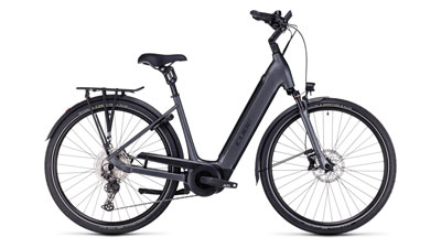 On voit un vélo électrique Cube Supreme Hybrid EXC gris, avec un cadre bas.