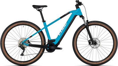 On voit un vélo bleu Cube Reaction Hybrid.