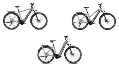 On peut voir trois vélos électriques Cube Kathmandu Hybrid gris, chacun avec un cadre diamant, un cadre trapèze et un cadre à cadre bas.  