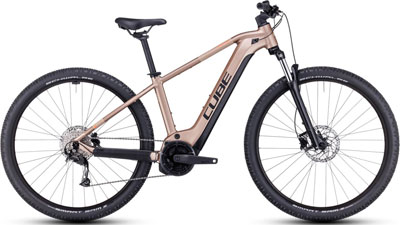 On peut voir un vélo Cube Reaction Hybrid couleur or rose.