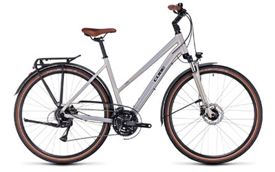 Vélo de randonnée Cube Touring avec cadre trapèze, couleur argent.