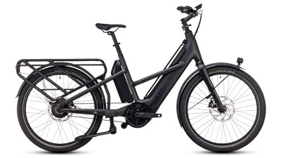 On voit un vélo de cargo Cube Longtail Hybrid noir.