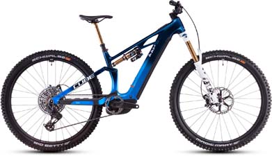 On voit un vélo électrique bleu Cube Stereo Hybrid ONE44 HPC AT, avec des détails blancs.