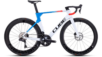 Vélo de course Cube Litening AERO C:68X en blanc avec détails bleus et orange.