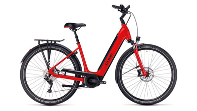 On peut voir un vélo électrique rouge Cube Supreme Hybrid EXC, avec un cadre à cadre bas.