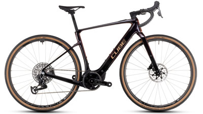 On peut voir un vélo électrique Cube Nuroad Hybrid SLT rouge foncé.