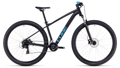 Vélo tout terrain Cube Aim bleu foncé avec inscription Cube bleu clair et poignées bleu clair.