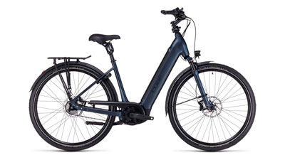 On peut voir un vélo électrique Cube Supreme Hybrid EXC bleu foncé, avec un cadre bas.