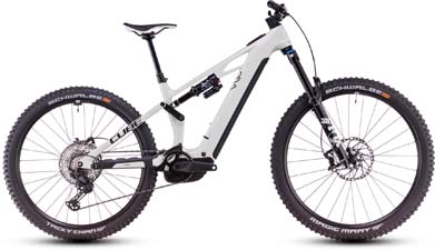 On peut voir un vélo électrique blanc Cube Stereo Hybrid ONE77 HPC Race.
