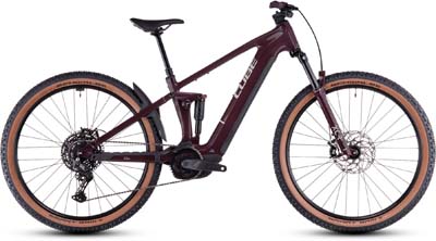 On voit un vélo électrique Cube Stereo Hybrid ONE22 Pro de couleur rouge foncé.