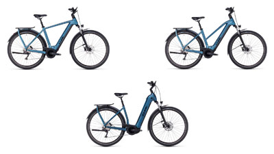 On peut voir trois vélos électriques Cube Kathmandu Hybrid bleus, chacun avec un cadre diamant, un cadre trapèze et un cadre à cadre bas.  