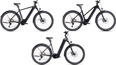 On peut voir trois vélos électriques Cube Nuride Hybrid noirs, chacun avec un cadre diamant, un cadre trapèze et un cadre à enjambement bas.  