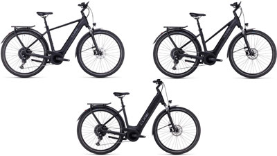 On peut voir trois vélos électriques Cube Touring Hybrid ONE noirs, chacun avec un cadre diamant, un cadre trapèze et un cadre à cadre bas.