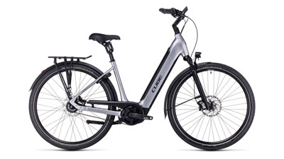 On peut voir un vélo électrique Cube Supreme Hybrid EXC argenté, avec un cadre bas.