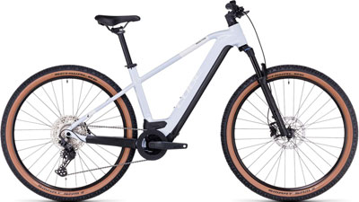 On voit un vélo blanc Cube Reaction Hybrid.