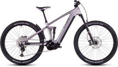 On peut voir un vélo électrique Cube Stereo Hybrid ONE22 SLX argenté.
