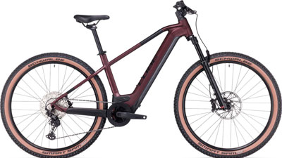 On voit un vélo Cube Reaction Hybrid rouge foncé.