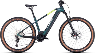 On peut voir un vélo Cube Reaction Hybrid vert foncé avec des détails jaune fluo.