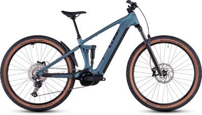 On peut voir un vélo électrique bleu Cube Stereo Hybrid ONE22 Pro.
