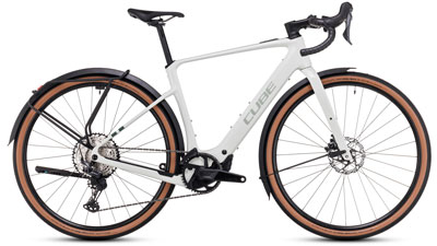On peut voir un vélo électrique blanc Cube Nuroad Hybrid Race FE.