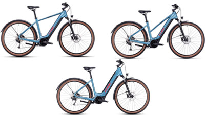 On peut voir trois vélos électriques hybrides Cube Nuride bleus, chacun avec un cadre diamant, un cadre trapèze et un cadre bas.  