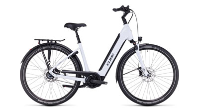 On peut voir un vélo électrique Cube Supreme Hybrid EXC blanc, avec un cadre à cadre bas.
